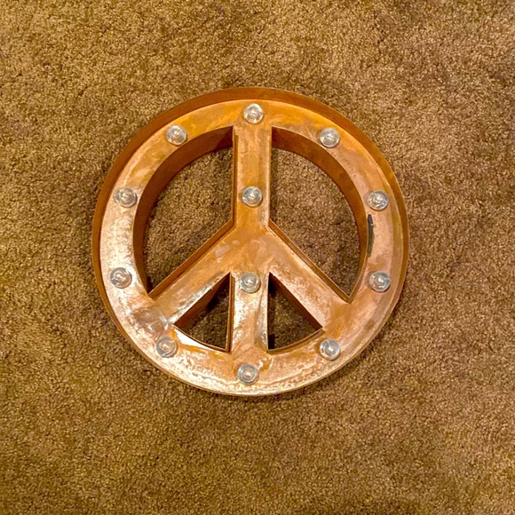 This is a decorative house ornament or ‘accent’ in the shape of a peace symbol. - Picture 1 of 1